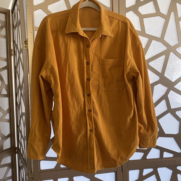 Oversized Shirt 💛 - Picture 3 of 4